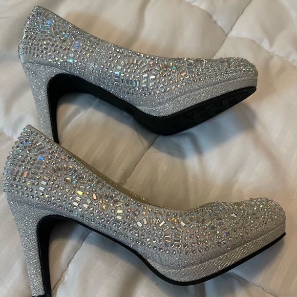 Silver heels - Picture 3 of 3